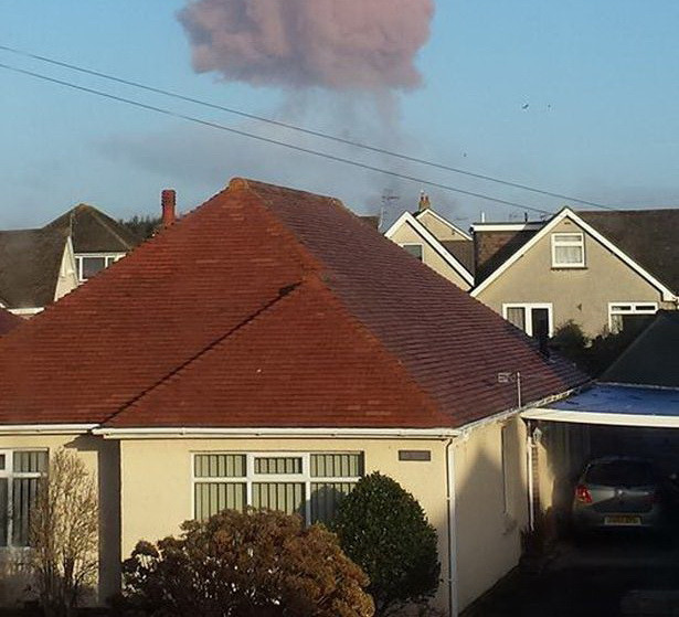 Toti oamenii au ras in hohote cand s-au uitat spre cer. Ce forma are norul care pluteste deasupra acestei case. FOTO