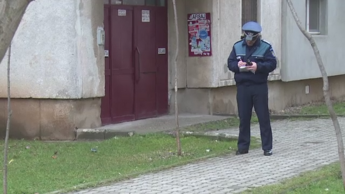 O femeie din Targoviste s-a trezit cu cutitul la gat. Politistii il cauta pe barbatul care a atacat-o intr-o scara de bloc