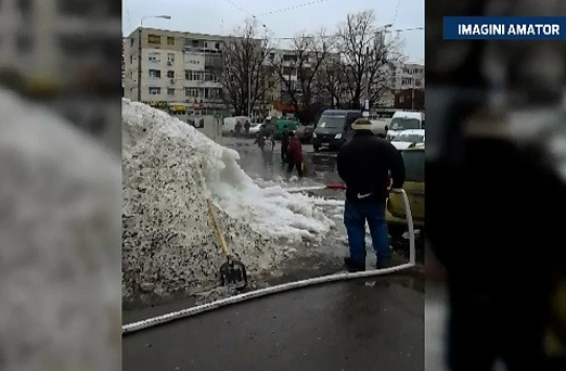 Metoda originala pentru deszapezire, la Galati. Cum au reusit angajatii unei primarii sa scape de muntii de zapada din strada