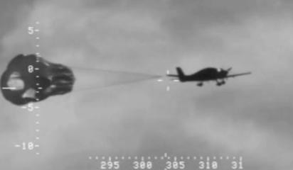 Un pilot isi abandoneaza avionul dupa ce motorul aeronavei s-a defectat - VIDEO