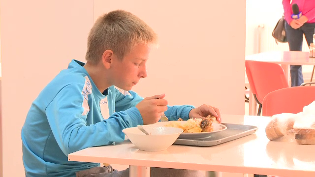 Scolile si-au dublat numarul de cantine in ultimul an. Cati bani scot elevii pentru un pranz cald