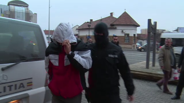 Hotii care au furat 22.000 de lei de la o benzinarie, in urma cu doua luni, au fost prinsi. Ce au facut intre timp cu banii