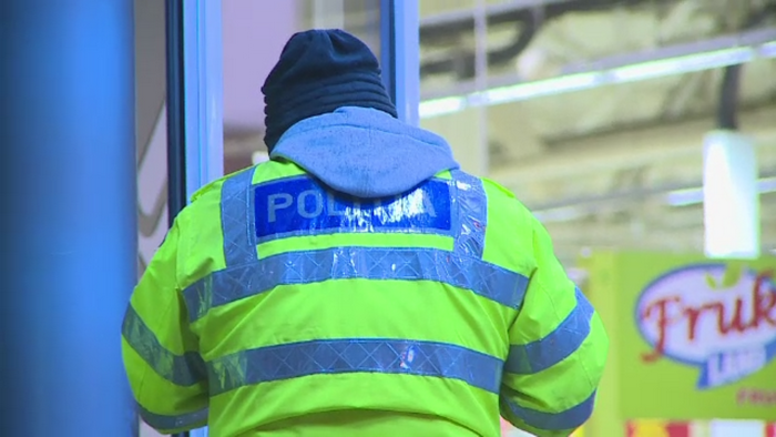 Scena rupta din filmele de groaza. S-a certat cu ei in trafic si apoi i-a injunghiat intr-un hipermarket din Bucuresti