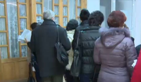 Peste 600 de femei s-au "luptat" in Targu Jiu pentru a merge la cules de capsuni in Spania. Cu cat e platit jobul