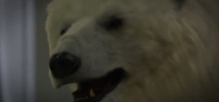 Campanie de marketing inedita. Serial TV din Marea Britanie, promovat de un urs polar care a mers cu metroul