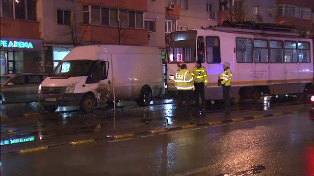 Accident in Bucuresti, provocat de un sofer imprudent. Barbatul a incercat sa intoarca pe linia de tramvai