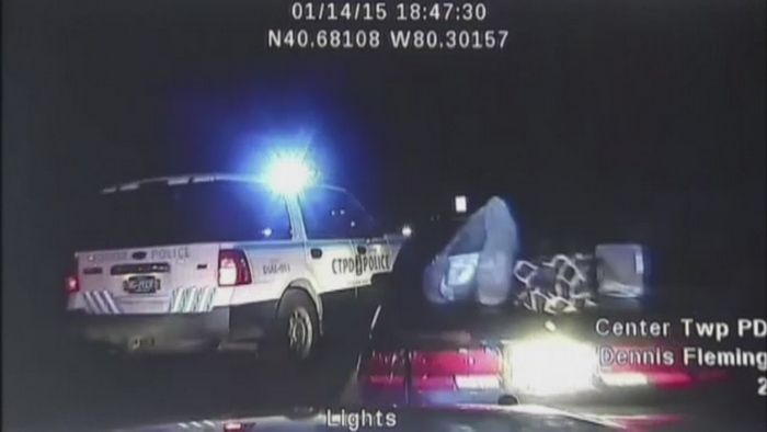 A fugit cu masina de politie, la scurt timp dupa ce a fost incatusata. Cum a reusit femeia sa porneasca motorul