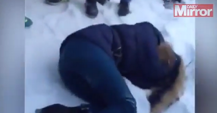 Scene socante in Rusia. O fata de 15 ani este batuta de colegii de clasa si lasata sa sangereze in zapada