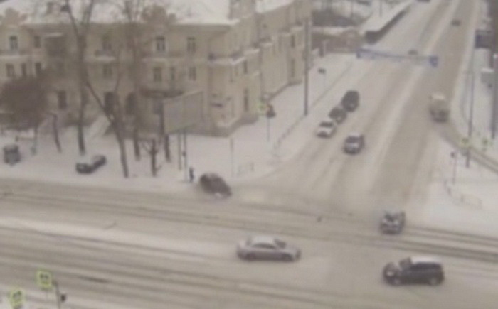 Momentul in care o femeie este lovita in plin de o masina care derapeaza pe zapada. VIDEO