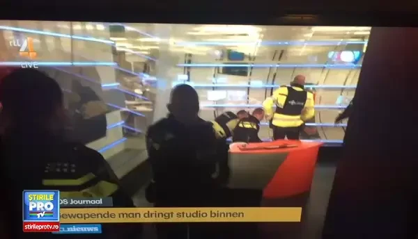Un barbat inarmat a patruns in sediul televiziunii nationale din Olanda si a ceut sa intre in direct