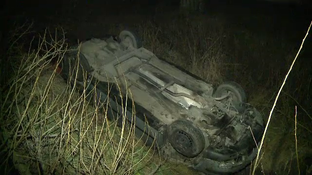 Un tanar din Arad s-a rasturnat cu masina intr-un sant adanc de 3 metri. Barbatul circula cu viteza