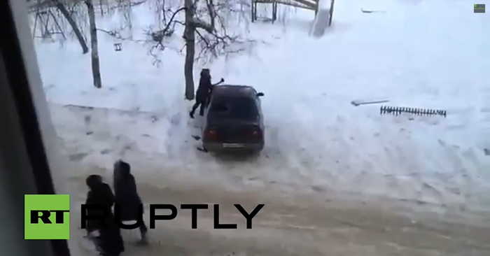 Cum se razbuna femeile din Rusia. Totul a fost filmat si apoi postat pe YouTube