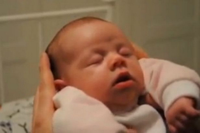 Truc pentru adormirea bebelusilor: Un tata ii canta copilului sau intr-o maniera inedita. VIDEO