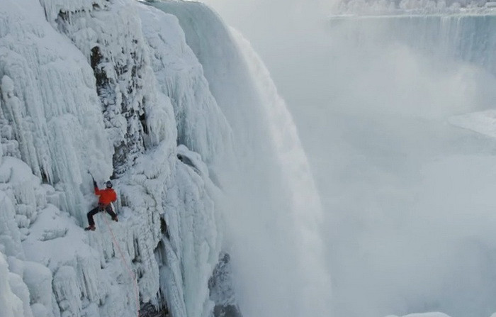 Un canadian a devenit prima persoana care a escaladat peretii Cascadei Niagara: "La final sufeream de hipotermie". VIDEO