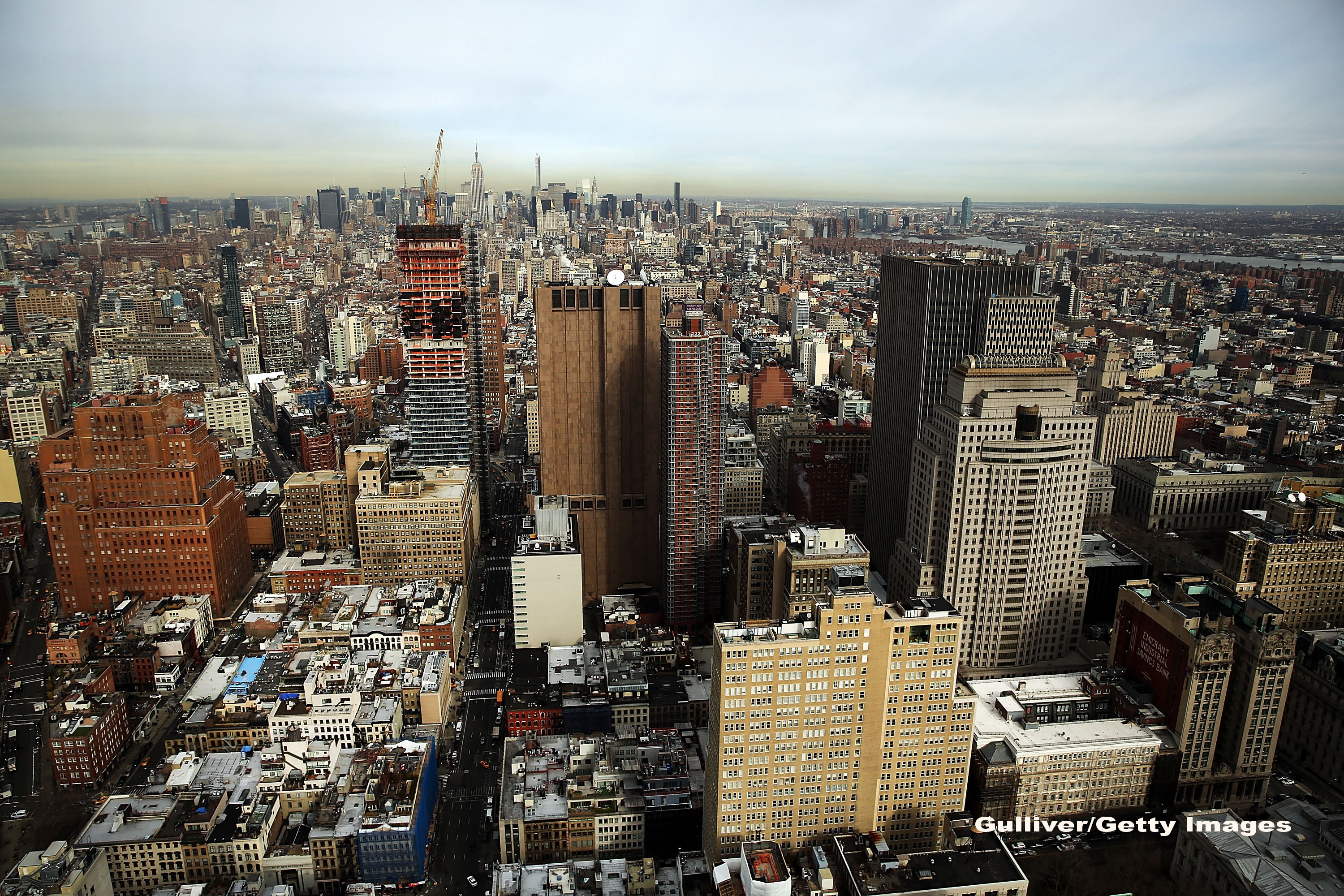 O strada din New York s-a surpat peste noapte. Trecatorii au ramas uimiti sa vada cat de adanca e groapa. FOTO