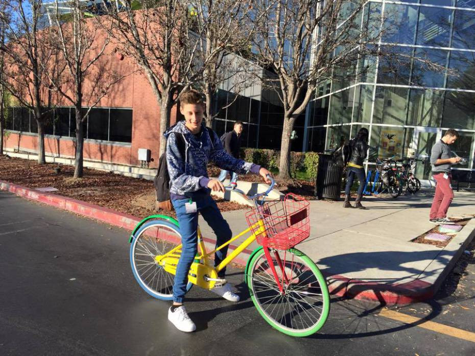 El e baiatul care a inventat una dintre cele mai populare aplicatii: "Ma plictiseam la scoala". Sigur te-ai jucat si tu