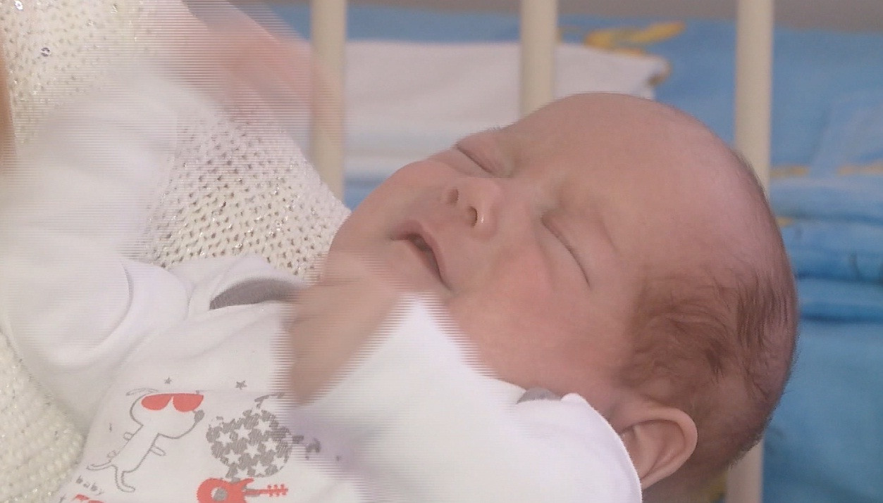 Strigat de ajutor! O mama incearca disperata sa-si scape pruncul de la orbire