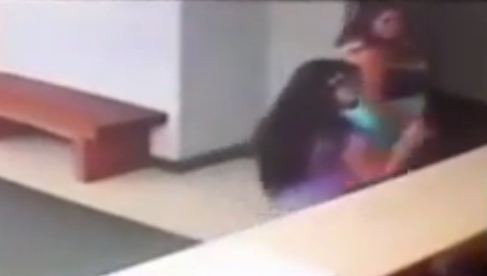 O femeie din Chile sustine ca a fost trantita la pamant de o fantoma si are imagini care ar demonstra totul. VIDEO