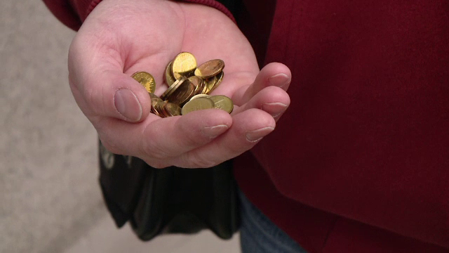 Un barbat din Brasov a vrut sa-si plateasca rata la banca in monezi de 1 ban: "Nu e un protest, astia sunt toti banii mei"