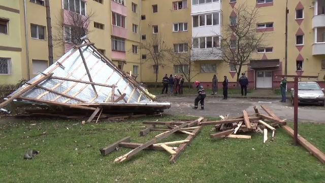 COD GALBEN de ploi si vijelii. Rafalele puternice de vant au smuls acoperisurile mai multor blocuri din Resita