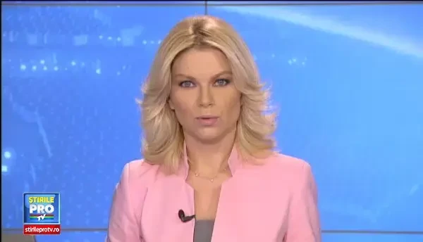 Un caine din China uimeste cu aptitudinile sale: Duo Duo merge pe patine, trotineta si sare prin cercuri