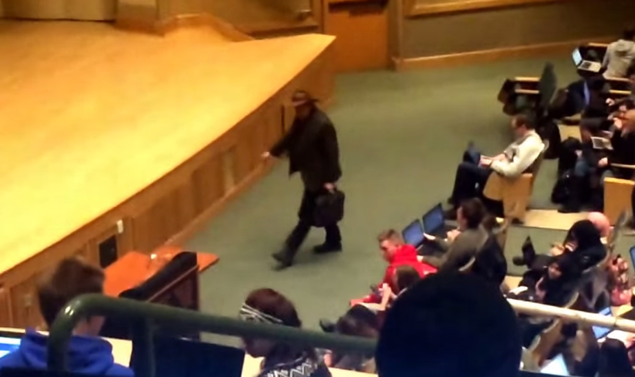 Ce fac studentii unei facultati cand profesorul vine la curs imbracat ca Indiana Jones: "O sa-i lase pe toti cu restanta"