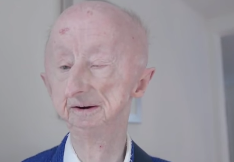 Un pensionar orb fost batut cu salbaticie si lasat sa zaca in agonie, pe asfalt. Cum a raspuns o lume intreaga la drama lui