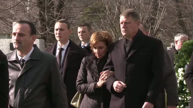 Zi trista pentru Klaus Iohannis. Presedintele a participat la inmormantarea unui prieten apropiat, Cristian Pavel