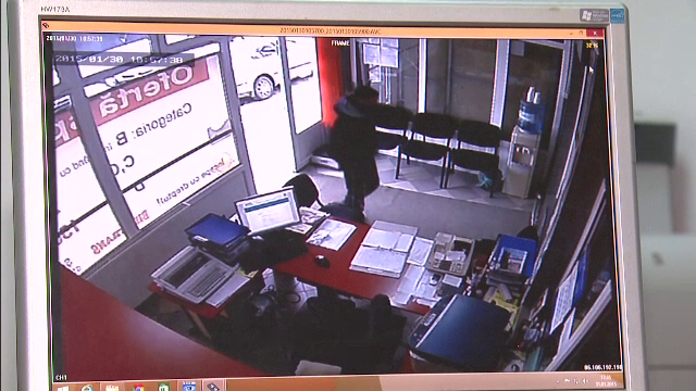 Trei hoti au jefuit o scoala auto din Bucuresti. Cum a reusit insa secretara sa ii puna pe fuga