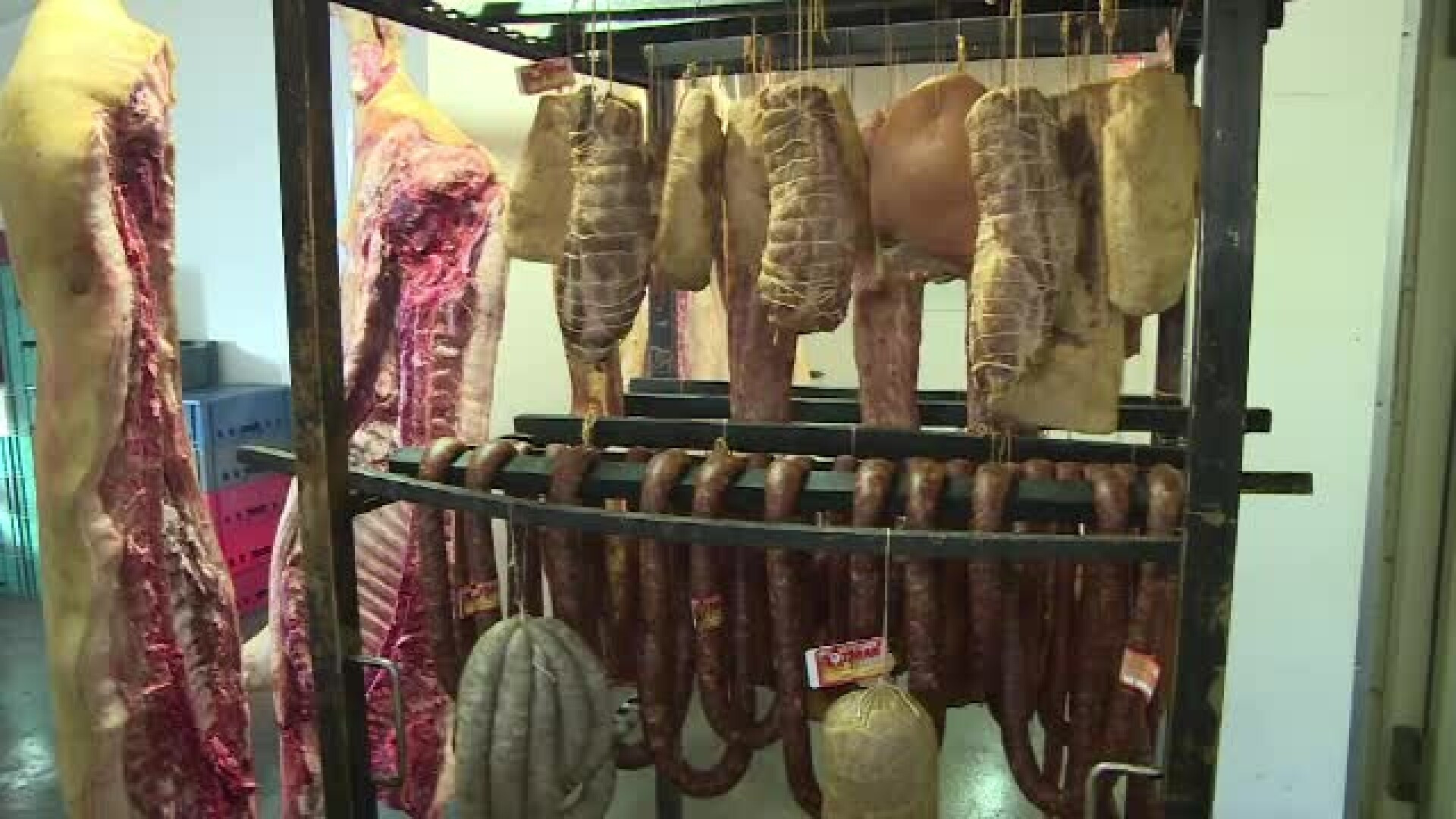 Numarul producatorilor traditionali a crescut de 4 ori in ultimii ani. Carnatii, slanina sau palinca ii incanta pe straini