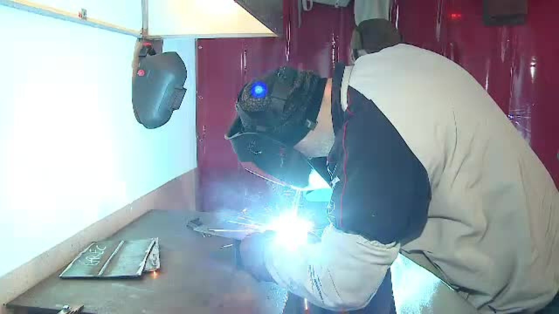 Au terminat Dreptul sau Teologia, dar vor sa se reprofileze. O scoala de meserii din Arad ii atrage chiar si pe straini