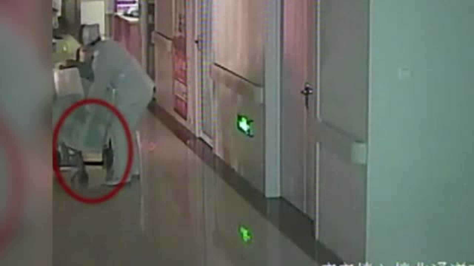 Caz socant in China. Un nou nascut a murit dupa ce a fost tarat pe jos, legat de cordonul ombilical, pe holul unui spital