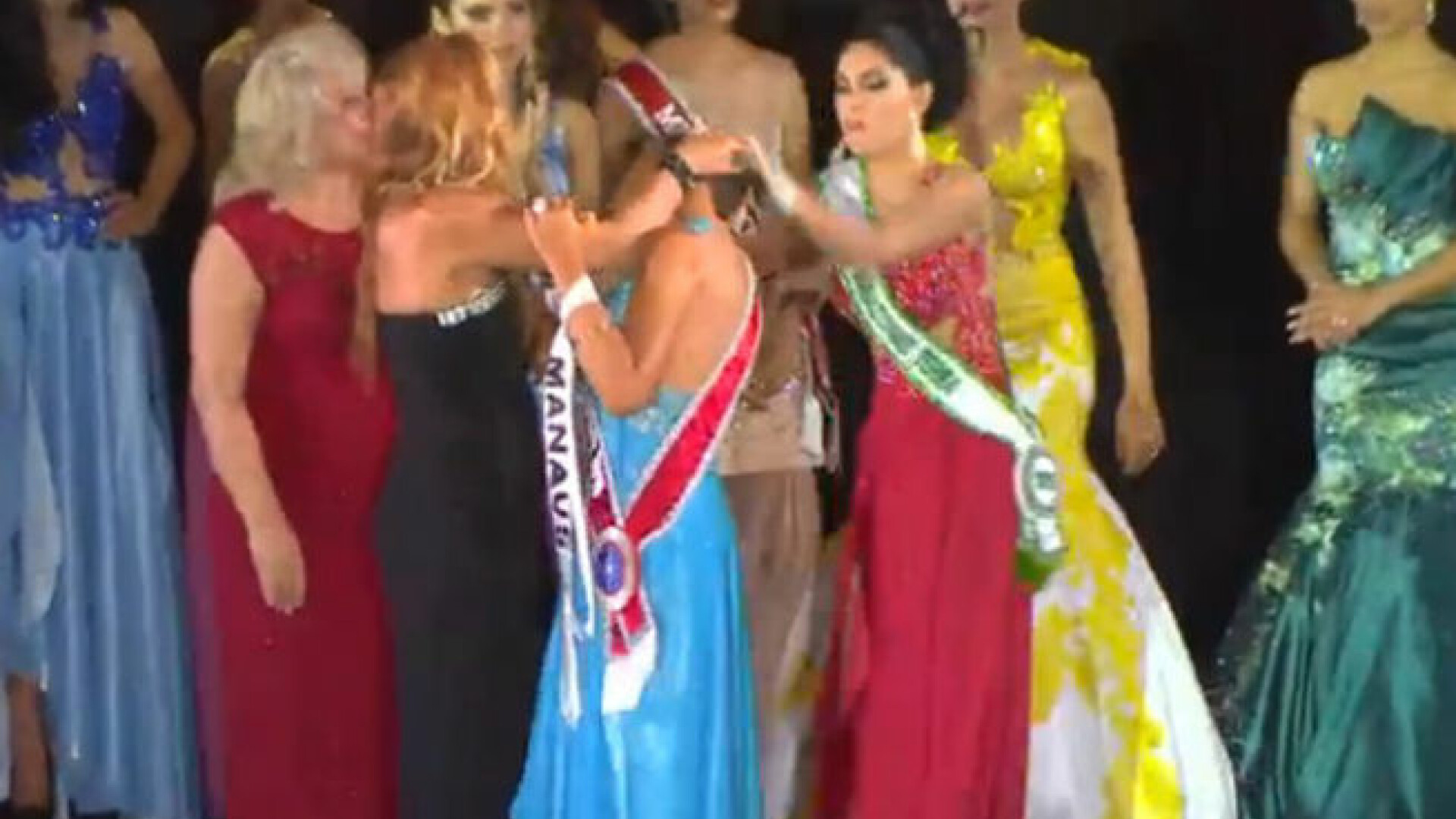 Paruiala in toata regula la un concurs de Miss. Cum a reactionat ocupanta locului doi in momentul incoronarii - VIDEO