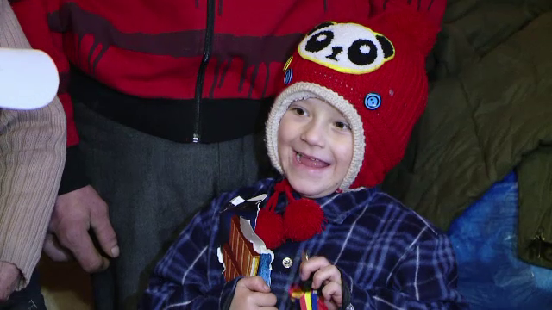 Sase copii, parasiti de mama, care traiau intr-o baraca si-au implinit visul. O campanie pe Facebook le-a schimbat viata