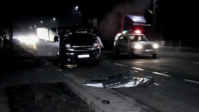 Doua fete au privit ingrozite cum tatal lor este ucis. Barbatul tocmai coborase din masina, dar a fost spulberat de un TIR