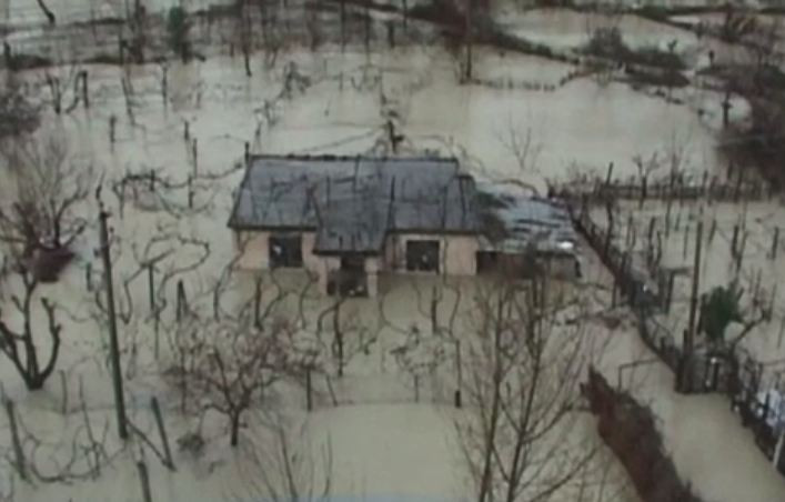 STIRI EXTERNE PE SCURT. Sate inghitite de ape in Albania si Grecia; proteste de amploare in Ungaria