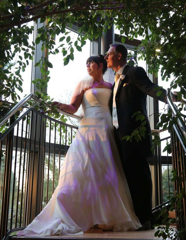 A asteptat-o 11 ani pana cand a acceptat sa imbrace rochia de mireasa. Motivul pentru care femeia a refuzat atata timp. FOTO