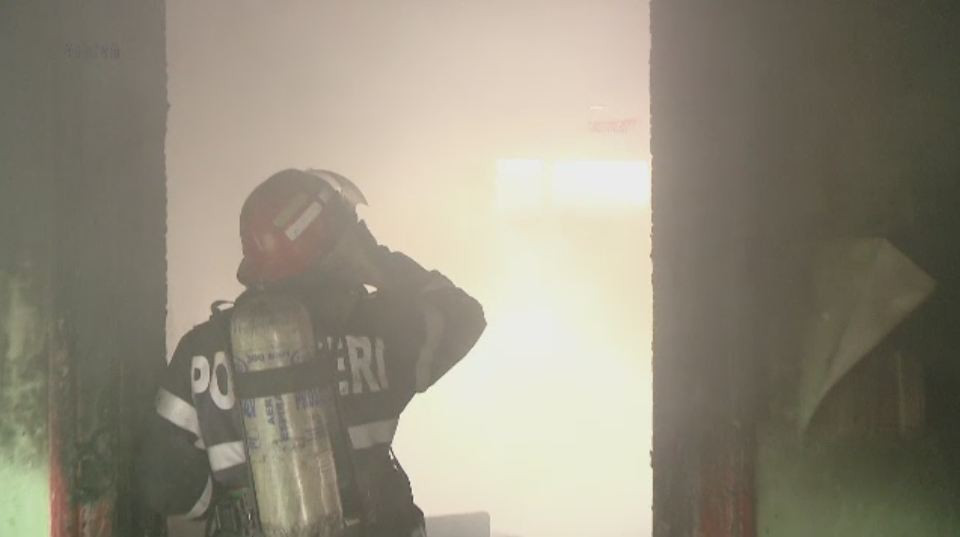 Patru copii din Zalau si mama lor au ajuns la spital, cu arsuri grave. Incendiul a pornit de la o lumanare