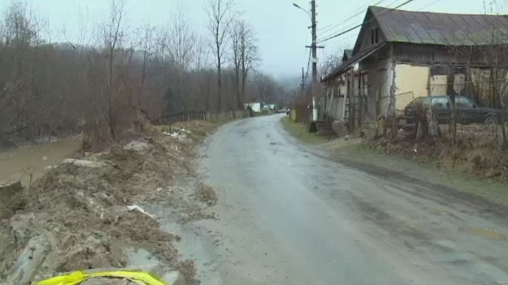 550 de case din Dambovita, in pericol de a fi ingropate de pamant. Primarul localitatii: "Mare lucru nu putem face"