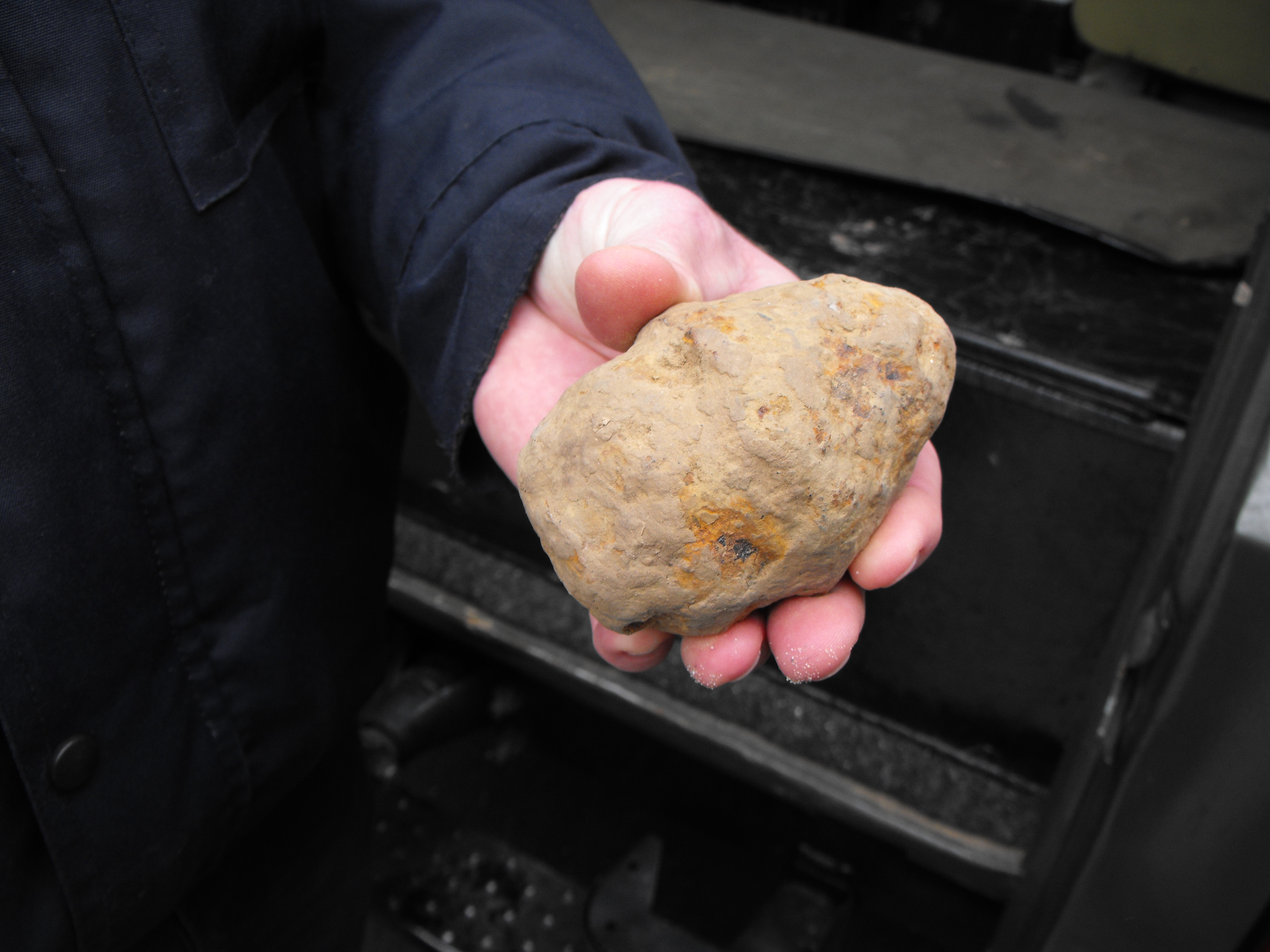 O grenada defensiva a fost gasita intr-un sac de cartofi, de angajatii unui hipermarket din Slobozia