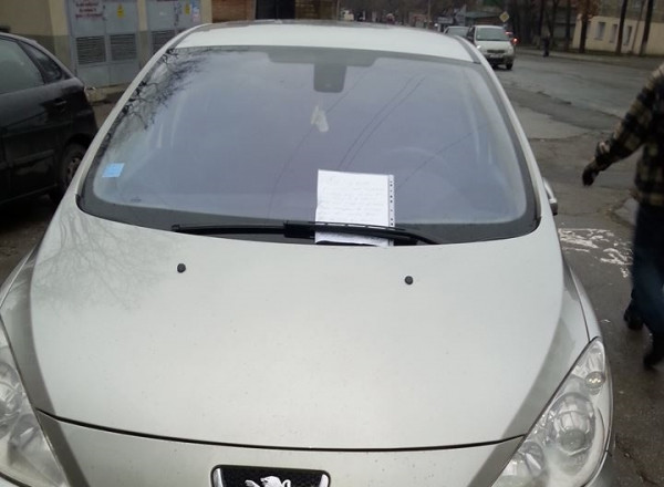 Ce mesaj a gasit in parbriz o soferita din Chisinau, dupa ce a stropit cu masina mai multe persoane. FOTO