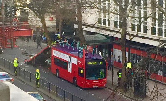 Accident in centrul Londrei. Cinci raniti, dupa ce plafonul unui autobuz etajat a fost smuls de o creanga. VIDEO