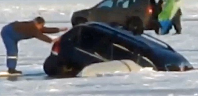 S-au dus la pescuit la copca si si-au vazut masinile inghite de apa. Experienta de groaza traita de cativa pescari rusi VIDEO