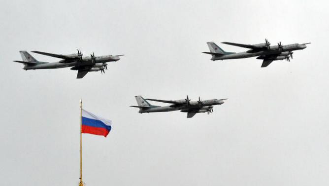 Presa britanica: Bombardierul rus interceptat deasupra Canalului Manecii avea la bord o racheta nucleara