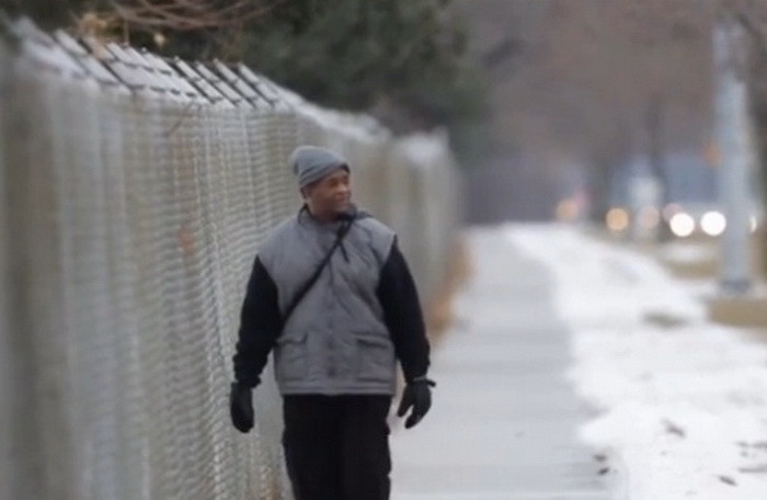 Barbatul care este nevoit sa mearga pe jos 8 ore in fiecare zi pentru a ajunge la serviciu. Cum i-au sarit in ajutor oamenii