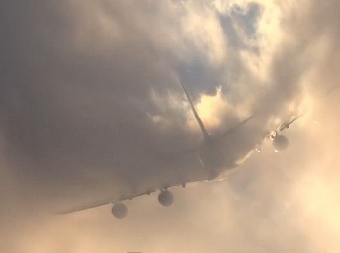 Imagini spectaculoase filmate la Aeroportul din Amsterdam. Un Airbus trece printr-un zid de nori. VIDEO