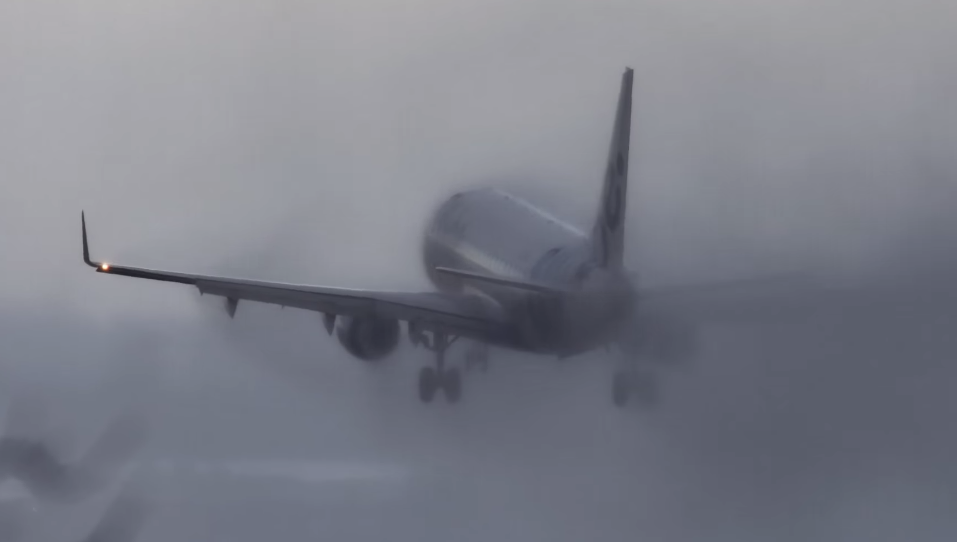 Cum aterizeaza un avion cand vantul bate cu peste 80 de km/ora, iar vizibilitatea e redusa: VIDEO