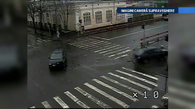 IMAGINI CAMERA DE SUPRAVEGHERE. O masina a intrat ca o ghiulea pe trotuar, pe langa pietonii ingroziti