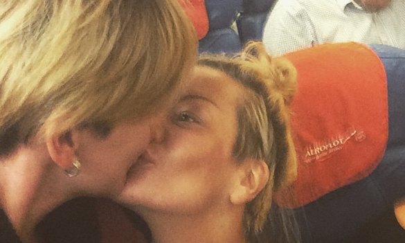 Protest inedit in Rusia. Cine se afla in spatele a doua femei, care s-au sarutat intr-un avion