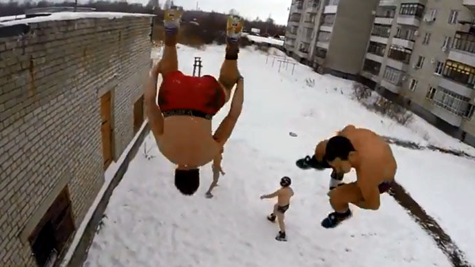 Cativa rusi s-au filmat in timp ce sareau, pe jumatate goi, de pe cladiri inalte, in zapada. Acum sunt cautati de politie